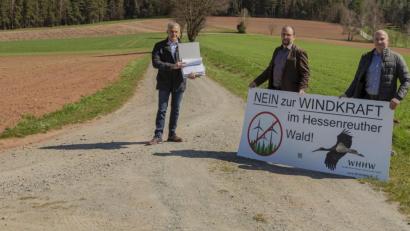 Bild: WHHW/exb
Andreas Wöhrl (Mitte) und Johann Schraml-Pöllmann (rechts) überreichten an Landrat Roland Grillmeier eine Unterschriftenliste mit Namen von Bürgern vornehmlich aus Erbendorf, Kemnath und Pressath, die sich für eine windkraftfreie Heimat einsetzen.