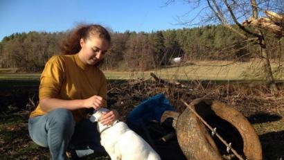 Bild: Gertrud Burger/exb
Svenja Teich und Hund Loli mit einigen Funden aus der Müllsammelaktion im Speckbach.