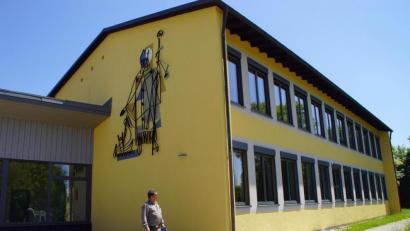 Bild: mmj
Kosten, die mit der Sanierung der ehemaligen Schule in Weiding zusammenhängen, sind heuer der größte Brocken im Haushalt. Ab kommenden Montag, 21. Juni, ist das Gebäude wieder für Gruppen und Vereinen zugänglich, Bürgermeister Manfred Dirscherl inspizierte zuvor noch das Objekt und die Außenanlagen.