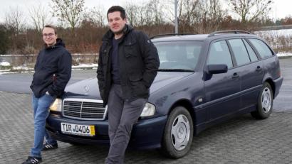 Bild: Armin Eger
Fabian Weinberger (links) und Andreas Gärtner wollen mit dem blauen, 23 Jahre alten Mercedes einmal rund um die Ostsee.