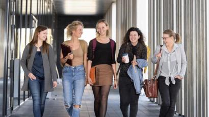 Bild: Wagner/OTH Amberg-Weiden)/exb
Die Studenten der OTH Amberg-Weiden haben gut lachen. Schließlich sind sie ziemlich zufrieden mit den Bedingungen an der Hochschule.