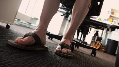 Symbolbild: Mascha Brichta/dpa
Ab einer Temperatur von 30 Grad muss der Arbeitgeber weitere wirksame Maßnahmen ergreifen, wie zum Beispiel Lockerungen der Bekleidungsregeln.