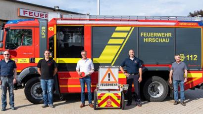 Bild: u
Das neue Löschfahrzeug LF 20 trifft auf dem Hof der Feuerwehr Hirschau an der Höllriegelstraße ein (von links): stellvertretender Vorsitzender Thomas Maier, Vize-Kommandant Claus Meyer, Bürgermeister Hermann Falk, Kommandant Sebastian Jasinsky und Vorsitzender Michael Schuminetz.