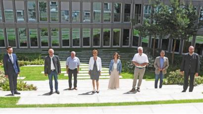 Bild: Gabi Schönberger
Landrat Andreas Meier (von rechts), Edgar Knobloch, Günter Stich, Susanne Reithmayer, Margit Kirzinger, Peter Lehr, Albert Nickl und Stephan Oetzinger unterzeichneten im Landratsamt Neustadt/WN den Koalitionsvertrag zwischen CSU, Junger Union und SPD für die Kreistagsperiode 2020 bis 2026.