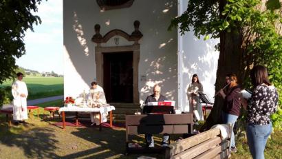 Bild: Alois Kellner/exb
Pfarrer Amschl mit den Musikern vor der Kirche.