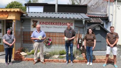 Bild: rpp
Mit 1000 Euro unterstützt die KLJB Schlammersdorf die Kinderkrebshilfe in der Region Oberpfalz-Nord e. V. Vorsitzender Herbert Putzer (Zweiter von links) nimmt die Spende von Oliver Schneider, Saskia Distler und Lukas Heindl entgegen. Von links: Monika Pregler (Dekohäusl), Herbert Putzer, Oliver Schneider, Saskia Distler und Lukas Heindl