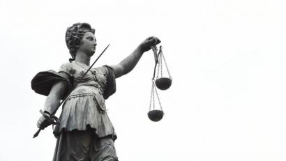 Symbolbild: Arne Dedert
Statue der Justitia.