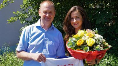 Bild: wec
Bürgermeister Erich Meidinger erhielt von Sara Däbritz ein unterschriebenes Trikot, das einen besonderen Platz im Rathaus finden wird. Däbritz freute sich über den riesigen Blumenstrauß und die Einladung ihres ersten Fußballtrainers zum Essen.