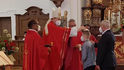 Bild: rha
29 Kinder empfangen in Vilseck durch Weihbischof Josef Graf das Sakrament der Firmung. Ihm zur Seite stehen (von links): Pfarrvikar Pater Jimmy Joseph, Diakon Dieter Gerstacker und Stadtpfarrer Pater Robin Xavier.