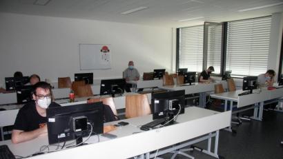 Bild: wro
Die Masken- und Abstandspflicht gilt auch bei den Abschlussprüfungen am IT-Campus am Staatlichen Berufsschulzentrum in Wiesau.
