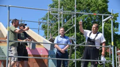 Bild: ak
Maurerpolier Oliver Götte, Zimmerer Timo Fürbringer, Bürgermeister Christian Porsch und Zimmererpolier Thomas Schnürrer stoßen auf den Erweiterungsbau des Kindergartens an.