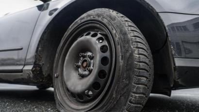 Symbolbild: Armin Weigel/dpa
An einem Auto zerstach ein Unbekannter in Vilseck alle vier Reifen.