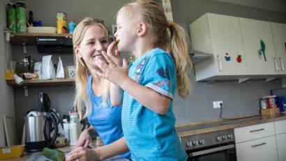 Symbolbild: Christin Klose/dpa
Schnelle und unkomplizierte Rezepte sind am besten geeignet, um Kinder in die Küche zu locken.