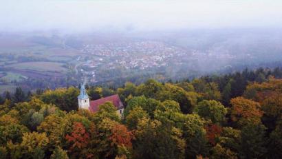 Bild: gri
605 Meter ist der Johannisberg hoch. Oben steht die Wallfahrtskirche St. Johann, unten (im Hintergrund) liegt Freudenberg.