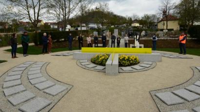 Archivbild: bey
Die Segnung der neuen Urnengrabanlage ist noch nicht lange her. Jetzt geht es im Marktgemeinderat um eine Erhöhung der Friedhofsgebühren.