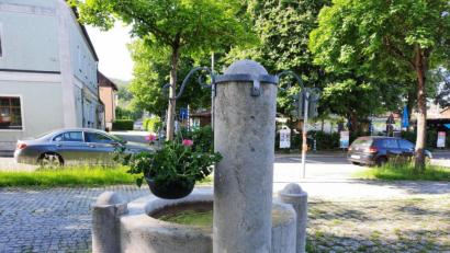 Bild: Gerda Eiber/exb
Blumen-Kriminalfall in Raigering: Am Brunnen in Raigering hat jemand eine von Ehrenamtlichen liebevoll gepflegte Blumenschale gestohlen. Das Gegenstück der Pflanzenschale auf der rechten Seite fehlt deshalb.