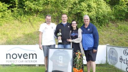 Bild: wmi
Mit einem Gutschein für den scheidenden Trainer und einem Blumenstock für seine Frau Melanie bedanken sich Vorsitzender Hans Wiesnet (links) und Spartenleiter Gerhard Wilterius (rechts) „für sieben tolle Jahre“. Von der Mannschaft gibt zum Abschied ein eingerahmtes Trikot mit seiner Rückennummer 9 sowie ein Bild mit dem Großteil der Spieler, die in den letzten sieben Jahren bei ihm zum Einsatz kamen.