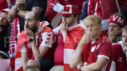 Bild: Martin Meissner/dpa
Es ist kein Gegentor, das das Entsetzen in den Gesichtern der dänischen Fans auslöste. Der 29-jährige Christian Eriksen hatte kurz zuvor auf dem Feld einen Herzstillstand erlitten und musste wiederbelebt werden.