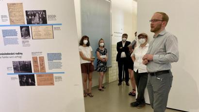 Bild: Eichl
Kurator Jan Švimberský erläutert Konzept und Inhalt der Ausstellung. Er sagt: „So tragisch die Schicksale sind, so schön ist die Ausstellung geworden.“