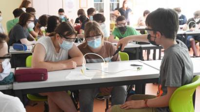 Bild: Gabi Schönberger
Die Knallgasreaktion sowie Experimenten zu Solarenergie und Windkraft begeistern die Achtklässler der Lobkowitz-Realschule.