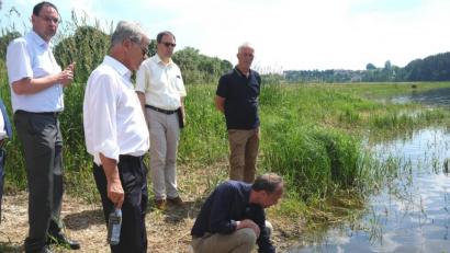 Bild: Hirsch
Das Wasser des Eixendorfer Stausees ist zwar angenehm, lädt aber nicht zum Baden ein. Bayerns Umweltminister Thorsten Glauber plätschert im Wasser, beobachtet von MdL Joachim Hanisch, Behördenleiter Mathias Rosenmüller, Regierungsvizepräsident Florian Luderschmid und Landwirt Walter Drexler (von links).