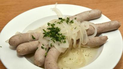 Bild: Petra Hartl
Sauerne Bratwürst sind einfach ein Wirtshaus-Klassiker: 1958 wurden sie beim Schießl allerdings noch paarweise serviert, heute bekommt man als Portion zwei Paar.