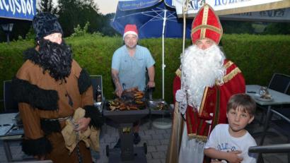 Bild: dob
Unglaublich: Im Luhetal kommt der Nikolaus mit Knecht Ruprecht wegen Corona auch im Sommer vorbei. Gastwirt Jan Kahriger (Mitte) stellte sich selbst an den heißen Grill und brutzelte Spezialitäten für seine Mitarbeiter. Sohn Ben (rechts) konnte es kaum mehr erwarten, bis das himmlische Duo um die Ecke stapfte.