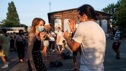 Bild: Francois Klein
Wird der Sommer ausgelassen? Die Sieben-Tage-Inzidenz fällt laut RKI weiter. Foto: Francois Klein/dpa