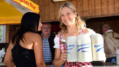 Archivbild: Petra Hartl
Auch heuer schleppen die Bedienungen das Bier krügeweise zu den Gästen, aber nicht auf dem Mariahilfberg. Als Ersatz für den weltlichen Teil, der erneut ausfällt, gibt es Bierwochen in der Stadt. Gestartet wird am 26. Juni – und damit an dem Tag, an dem es auch auf dem Berg losgegangen wäre.