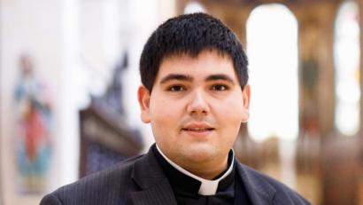Bild: u
Am Samstag, 26. Juni, wird Ramon Rodriguez im Hohen Dom St. Peter in Regensburg durch Bischof Rudolf Voderholzer zum Priester geweiht. Tags darauf feiert der Neupriester um 15 Uhr in der Stadtpfarrkirche Mariä Himmelfahrt seine Primiz.