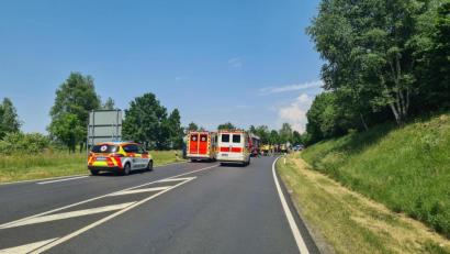 Bild: rw
Zu einem Frontalzusammenstoß kam es am Samstag gegen 12.30 Uhr kurz vor der Abzweigung Mitterteich/Pechofen. Die Bundesstraße war stundenlang gesperrt.