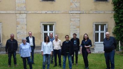 Bild: tra
Die ausstellenden Ensdorfer Künstler Gerd Seidel, Margot Babl, Wolfgang Fetsch, Bettina Scharr, Siegfried Link, Kurt Hügerschäffer, Beatrice Nunold, Uwe Könemann-Nunold und Kaja Oursin mit Klosterdirektor Pater Ulrich Schrapp.