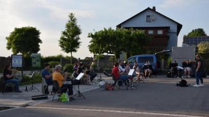 Bild: fla
Zur ersten Probe nach dem langen Lockdown trafen sich die Musikanten der Trachtenkapelle Waldthurn mit ihrer Dirigentin Kornelia Kraus (rechts) auf dem Waldthurner Hostauplatz.