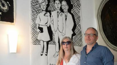 Bild: Andreas Brueckmann
Zeichnungen von Jan Bräumer (rechts) sind derzeit bei der Ausstellung des A.K.T.-Kunstvereins im Ring-Theater zu sehen, Eva von Platen (links) zeigt drei Kurzfilme zur Vernissage und Finissage.