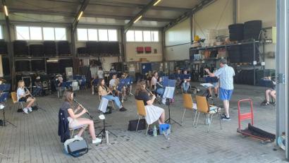 Bild: Irmgard Rupprecht/exb
Neustart des Probenbetriebes bei der Knabenkapelle Auerbach in der Cermak-Busgarage.