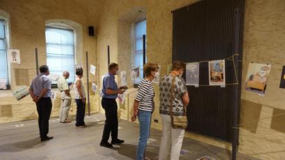 Bild: eib
Die verschiedenen Zeichnungen und Motive sind auf Fäden geheftet und am Boden verteilt. Die Sommerausstellung „Corona | Korona. Die Pandemie in Karikaturen“ im Centrum Bavaria Bohemia ist eröffnet.