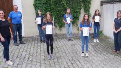 Bild: bö
Junge Talente der Trachtenkapelle Hohenburg waren zum Erwerb der Leistungsabzeichen des Nordbayerischen Musikbundes angetreten (von links): Stephanie Jung, Markus Mitschke, Johanna Höllriegl, Sophia Paulus, Susanne Wolfsteiner, Nora Baumann, Magdalena Eck und Anja Paulus.