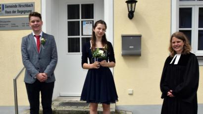 Bild: wku
Robin Miess und Eva Schneider mit Pfarrerin Estelle Kunad-Wittenberg.