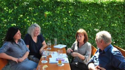 Bild: gsp
Im Biergarten der Brauerei Winkler trafen sich Dr. Helmut Kollhoff (rechts) Frau Prof. Gabriele Schrüfer und Kirstin Wolf von der Uni Bayreuth mit der Europa-Abgeordneten Marlene Mortler