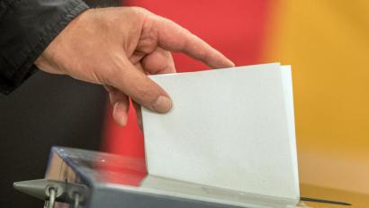 Archivbild: Michael Kappeler/dpa
Ein Wähler wirft seinen Stimmzettel zur Bundestagswahl in die Wahlurne.