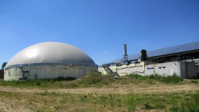 Bild: bnr
Die Belieferung der Biogasanlage Enzelsberg mit Biomasse erfolgt durch Schwerlastfahrzeuge. Diese benutzen des Öfteren die auf 12 Tonnen beschränkte Gemeindestraße von Pischdorf aus.