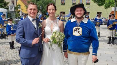 Bild: u
„In Harmonie vereint“. Seit Samstag gilt der Marschtitel auch für das Privatleben von Maximilian (l.) und Heike Stein (geb. Giehrl). Der Musikzug, dirigiert von Wolfgang Vögele (r.) ließ es sich nicht nehmen, die Brautmesse musikalisch zu umrahmen und anschließend dem Brautpaar mit einem Ständchen zu gratulieren.