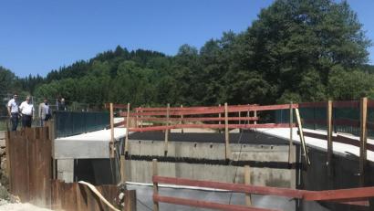 Bild: mor
Zügig geht der Neubau der Zottbach-Werkbrücke voran. Die CSU- und JU-Kreisräte nahmen vor ihrer ersten Präsenzsitzung die Baustellte in Augenschein