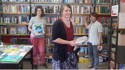 Bild: gis
Über den Besuch von Christina Schnödt (Mitte) im Bücherstadl freuten sich Mitarbeiterin Elisabeth Kraus (links) und Leiterin Selma Markhof.