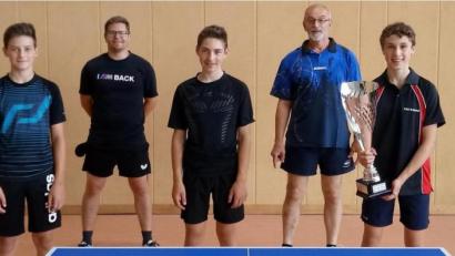 Bild: plo
Sieger des vereinsinternen Manfred-Lochner-Gedächtnis-Pokal wurde Theo Wunderer (rechts), auf die weiteren Plätze kamen Bastian Plannerer (links) und Christoph Lorenz (Bildmitte).