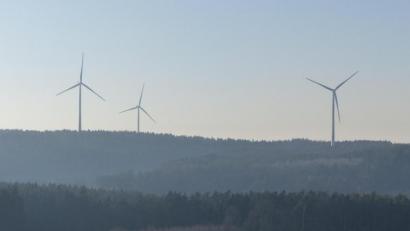 Bild: anv
Drei Rotoren drehen sich im Windpark Feistelberg bei Wernberg-Köblitz an der Landkreisgrenze zu Neustadt.