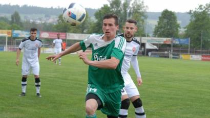 Archivbild: gb
Manuel Dürbeck (vorne) erzielte beim 3:1-Testspielsieg gegen den FC Wernberg alle drei Tore für den SV Mitterteich.