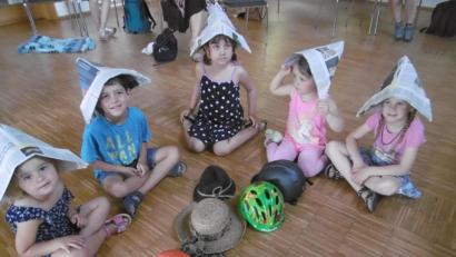 Bild: mma
Alexandra, Andreas, Sophia, Ella und Anna (von links) gefielen die Zeitungshüte, die sie sich gebastelt hatten.