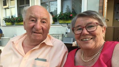 Bild: gri
Hans Dotzler mit seiner Lebensgefährtin Resi Deglmann. Der bekannte Gastwirt aus Freudenberg feierte 90. Geburtstag.