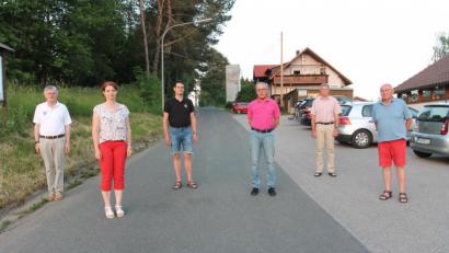 Bild: pi
Nachfolger von Heinrich Stern (rechts) als Kassier ist der bisherige Schriftführer Robert Götz (Zweiter von rechts). Dessen Aufgaben übernimmt Josef Pilfusek (Dritter von rechts). Das Engagement der Siedlergemeinschaft um die Vorsitzenden Claus Zille (links) und Rainer Lang (Dritter von links) würdigt Bürgermeisterin Marina Hirnet.